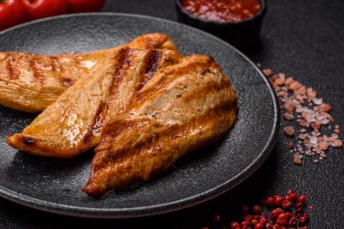 Izgara tavuk ya da hindi göğsü, sağlıklı bir öğle yemeği seçeneği. Tasarımın için ızgara tavuk bifteği.