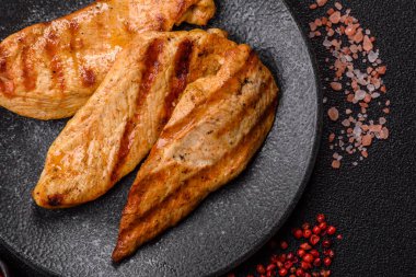 Izgara tavuk ya da hindi göğsü, sağlıklı bir öğle yemeği seçeneği. Tasarımın için ızgara tavuk bifteği.