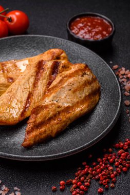 Izgara tavuk ya da hindi göğsü, sağlıklı bir öğle yemeği seçeneği. Tasarımın için ızgara tavuk bifteği.