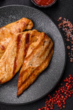 Izgara tavuk ya da hindi göğsü, sağlıklı bir öğle yemeği seçeneği. Tasarımın için ızgara tavuk bifteği.