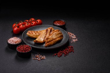 Izgara tavuk ya da hindi göğsü, sağlıklı bir öğle yemeği seçeneği. Tasarımın için ızgara tavuk bifteği.