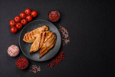 Izgara tavuk ya da hindi göğsü, sağlıklı bir öğle yemeği seçeneği. Tasarımın için ızgara tavuk bifteği.