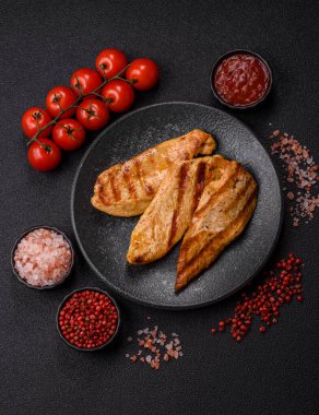 Izgara tavuk ya da hindi göğsü, sağlıklı bir öğle yemeği seçeneği. Tasarımın için ızgara tavuk bifteği.