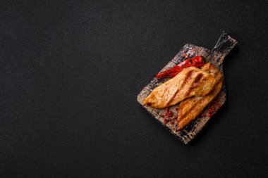 Izgara tavuk ya da hindi göğsü, sağlıklı bir öğle yemeği seçeneği. Tasarımın için ızgara tavuk bifteği.