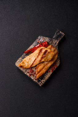 Izgara tavuk ya da hindi göğsü, sağlıklı bir öğle yemeği seçeneği. Tasarımın için ızgara tavuk bifteği.