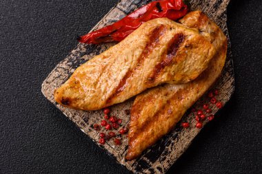 Izgara tavuk ya da hindi göğsü, sağlıklı bir öğle yemeği seçeneği. Tasarımın için ızgara tavuk bifteği.