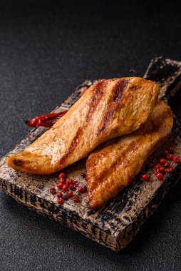 Izgara tavuk ya da hindi göğsü, sağlıklı bir öğle yemeği seçeneği. Tasarımın için ızgara tavuk bifteği.