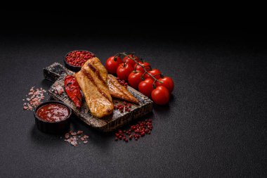 Izgara tavuk ya da hindi göğsü, sağlıklı bir öğle yemeği seçeneği. Tasarımın için ızgara tavuk bifteği.