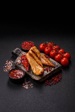 Izgara tavuk ya da hindi göğsü, sağlıklı bir öğle yemeği seçeneği. Tasarımın için ızgara tavuk bifteği.