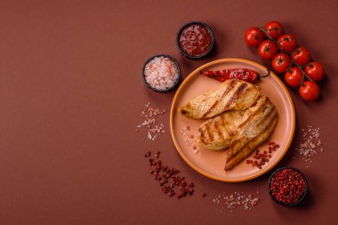 Izgara tavuk ya da hindi göğsü, sağlıklı bir öğle yemeği seçeneği. Tasarımın için ızgara tavuk bifteği.