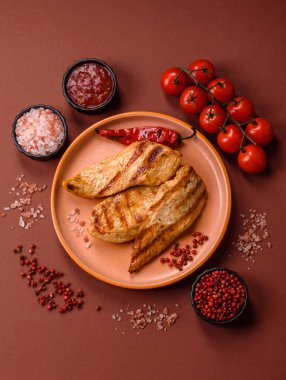 Izgara tavuk ya da hindi göğsü, sağlıklı bir öğle yemeği seçeneği. Tasarımın için ızgara tavuk bifteği.