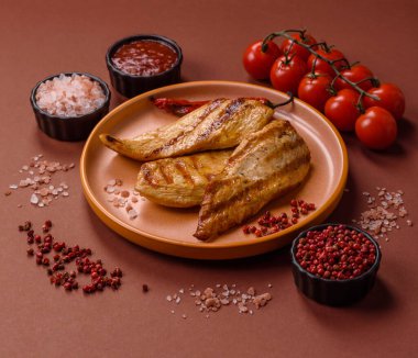 Izgara tavuk ya da hindi göğsü, sağlıklı bir öğle yemeği seçeneği. Tasarımın için ızgara tavuk bifteği.