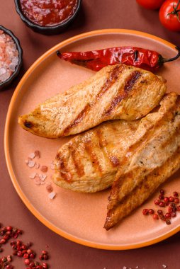 Izgara tavuk ya da hindi göğsü, sağlıklı bir öğle yemeği seçeneği. Tasarımın için ızgara tavuk bifteği.
