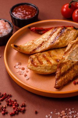 Izgara tavuk ya da hindi göğsü, sağlıklı bir öğle yemeği seçeneği. Tasarımın için ızgara tavuk bifteği.