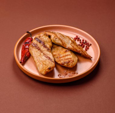 Izgara tavuk ya da hindi göğsü, sağlıklı bir öğle yemeği seçeneği. Tasarımın için ızgara tavuk bifteği.