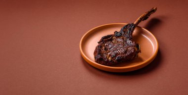 Kızarmış kemik eti, dana baltası bifteği, sulu ızgara et. Tomahawk bifteği tasarımın için yemek arka planı olarak kullanılacak..