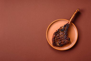 Kızarmış kemik eti, dana baltası bifteği, sulu ızgara et. Tomahawk bifteği tasarımın için yemek arka planı olarak kullanılacak..