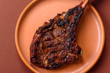 Kızarmış kemik eti, dana baltası bifteği, sulu ızgara et. Tomahawk bifteği tasarımın için yemek arka planı olarak kullanılacak..