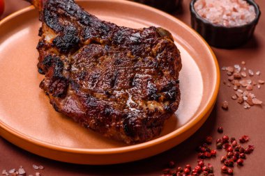 Kızarmış kemik eti, dana baltası bifteği, sulu ızgara et. Tomahawk bifteği tasarımın için yemek arka planı olarak kullanılacak..