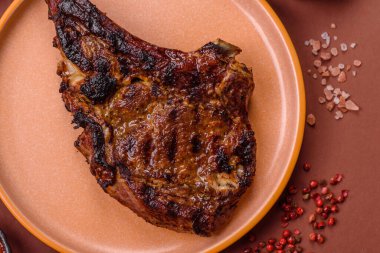 Kızarmış kemik eti, dana baltası bifteği, sulu ızgara et. Tomahawk bifteği tasarımın için yemek arka planı olarak kullanılacak..