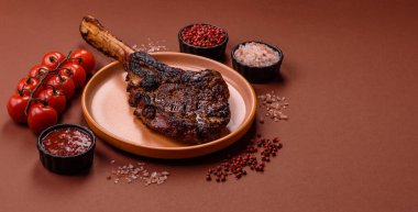 Kızarmış kemik eti, dana baltası bifteği, sulu ızgara et. Tomahawk bifteği tasarımın için yemek arka planı olarak kullanılacak..