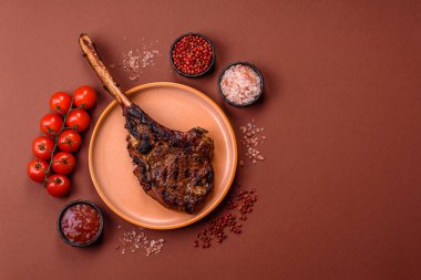 Kızarmış kemik eti, dana baltası bifteği, sulu ızgara et. Tomahawk bifteği tasarımın için yemek arka planı olarak kullanılacak..