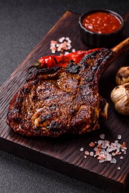 Kızarmış kemik eti, dana baltası bifteği, sulu ızgara et. Tomahawk bifteği tasarımın için yemek arka planı olarak kullanılacak..