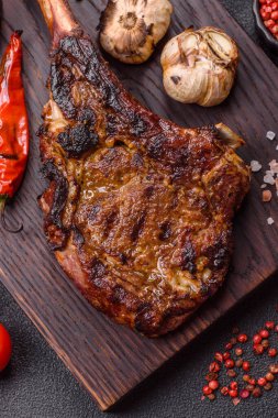 Kızarmış kemik eti, dana baltası bifteği, sulu ızgara et. Tomahawk bifteği tasarımın için yemek arka planı olarak kullanılacak..