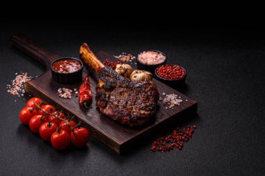 Kızarmış kemik eti, dana baltası bifteği, sulu ızgara et. Tomahawk bifteği tasarımın için yemek arka planı olarak kullanılacak..