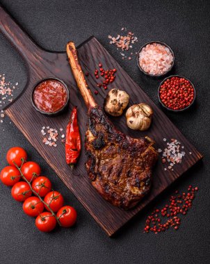 Kızarmış kemik eti, dana baltası bifteği, sulu ızgara et. Tomahawk bifteği tasarımın için yemek arka planı olarak kullanılacak..