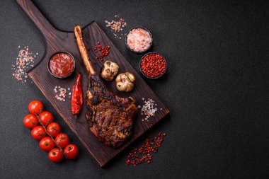 Kızarmış kemik eti, dana baltası bifteği, sulu ızgara et. Tomahawk bifteği tasarımın için yemek arka planı olarak kullanılacak..