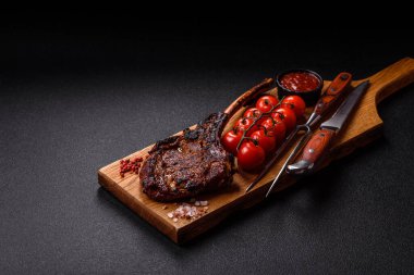 Kızarmış kemik eti, dana baltası bifteği, sulu ızgara et. Tomahawk bifteği tasarımın için yemek arka planı olarak kullanılacak..
