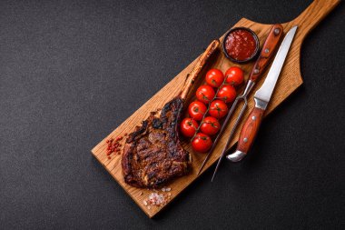 Kızarmış kemik eti, dana baltası bifteği, sulu ızgara et. Tomahawk bifteği tasarımın için yemek arka planı olarak kullanılacak..