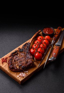 Kızarmış kemik eti, dana baltası bifteği, sulu ızgara et. Tomahawk bifteği tasarımın için yemek arka planı olarak kullanılacak..