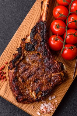 Kızarmış kemik eti, dana baltası bifteği, sulu ızgara et. Tomahawk bifteği tasarımın için yemek arka planı olarak kullanılacak..