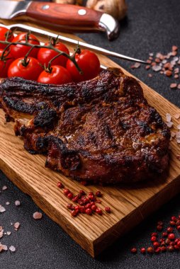 Kızarmış kemik eti, dana baltası bifteği, sulu ızgara et. Tomahawk bifteği tasarımın için yemek arka planı olarak kullanılacak..