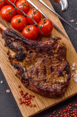 Kızarmış kemik eti, dana baltası bifteği, sulu ızgara et. Tomahawk bifteği tasarımın için yemek arka planı olarak kullanılacak..