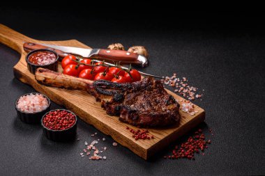 Kızarmış kemik eti, dana baltası bifteği, sulu ızgara et. Tomahawk bifteği tasarımın için yemek arka planı olarak kullanılacak..