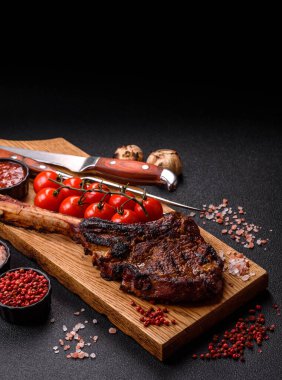 Kızarmış kemik eti, dana baltası bifteği, sulu ızgara et. Tomahawk bifteği tasarımın için yemek arka planı olarak kullanılacak..