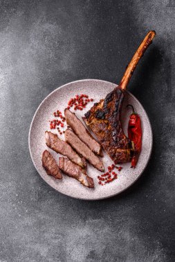 Kızarmış kemik eti, dana baltası bifteği, sulu ızgara et. Tomahawk bifteği tasarımın için yemek arka planı olarak kullanılacak..