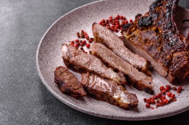 Kızarmış kemik eti, dana baltası bifteği, sulu ızgara et. Tomahawk bifteği tasarımın için yemek arka planı olarak kullanılacak..