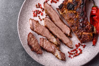 Kızarmış kemik eti, dana baltası bifteği, sulu ızgara et. Tomahawk bifteği tasarımın için yemek arka planı olarak kullanılacak..