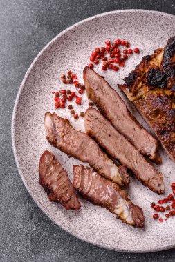 Kızarmış kemik eti, dana baltası bifteği, sulu ızgara et. Tomahawk bifteği tasarımın için yemek arka planı olarak kullanılacak..