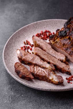 Kızarmış kemik eti, dana baltası bifteği, sulu ızgara et. Tomahawk bifteği tasarımın için yemek arka planı olarak kullanılacak..