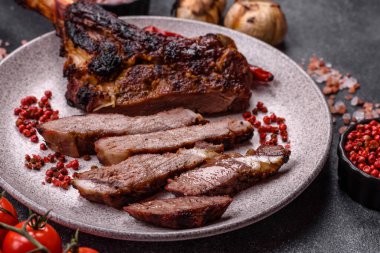 Kızarmış kemik eti, dana baltası bifteği, sulu ızgara et. Tomahawk bifteği tasarımın için yemek arka planı olarak kullanılacak..