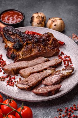 Kızarmış kemik eti, dana baltası bifteği, sulu ızgara et. Tomahawk bifteği tasarımın için yemek arka planı olarak kullanılacak..