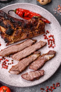 Kızarmış kemik eti, dana baltası bifteği, sulu ızgara et. Tomahawk bifteği tasarımın için yemek arka planı olarak kullanılacak..
