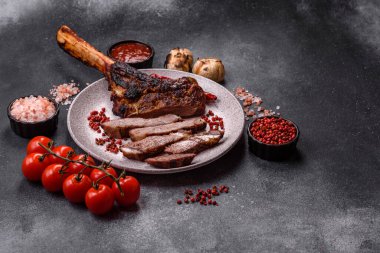 Kızarmış kemik eti, dana baltası bifteği, sulu ızgara et. Tomahawk bifteği tasarımın için yemek arka planı olarak kullanılacak..