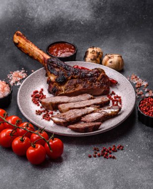 Kızarmış kemik eti, dana baltası bifteği, sulu ızgara et. Tomahawk bifteği tasarımın için yemek arka planı olarak kullanılacak..