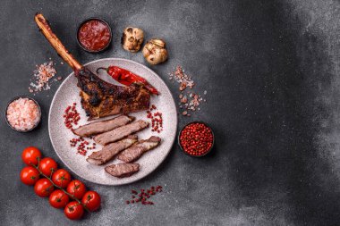 Kızarmış kemik eti, dana baltası bifteği, sulu ızgara et. Tomahawk bifteği tasarımın için yemek arka planı olarak kullanılacak..